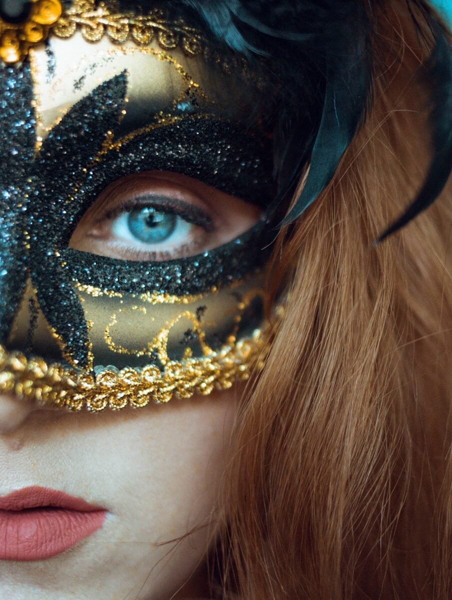Niet alles wat afwijkt van het stereotype is maskeren woman with gold and black face mask